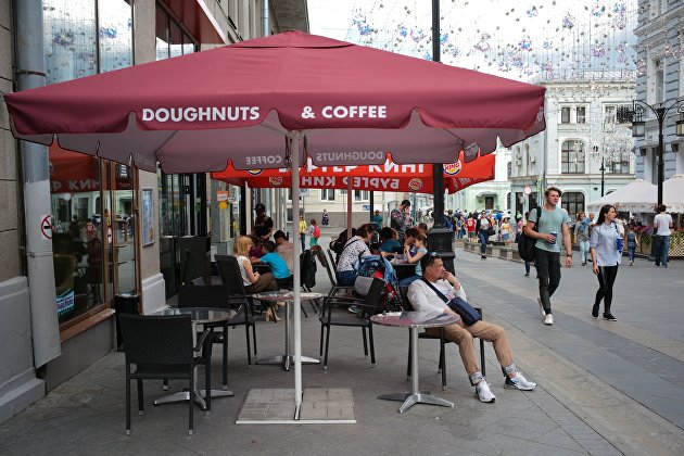 Около 3 тысяч летних кафе планируется открыть в Москве
