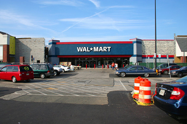 Чистая прибыль Walmart в феврале-октябре упала почти вдвое