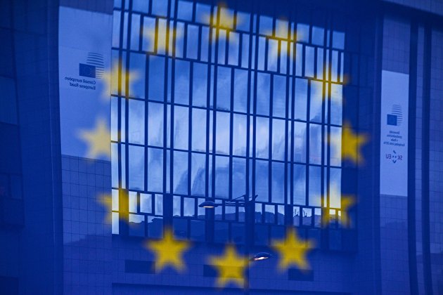 Отражение флага Евросоюза на фоне здания в Брюсселе