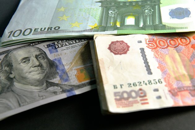 Доллар торгуется без единой динамики к евро и иене перед публикацией статданных из США