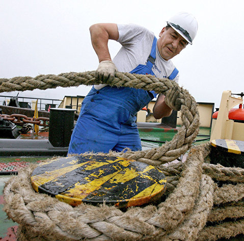 Боцман ледокола "Красин" Виталий Карасев во время работы на верхней палубе.