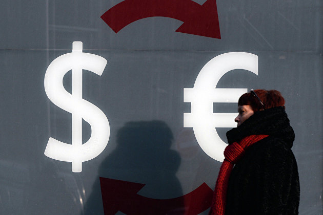 " Знаки доллара и евро на стене пункта обмена валюты в Москве. Архивное фото
