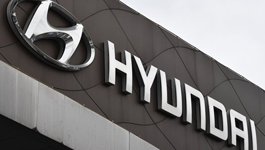 Логотип южнокорейской автомобилестроительной компании Hyundai в автосалоне в Москве