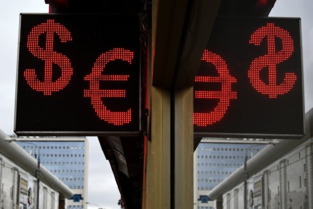 Электронное табло со знаками доллара и евро