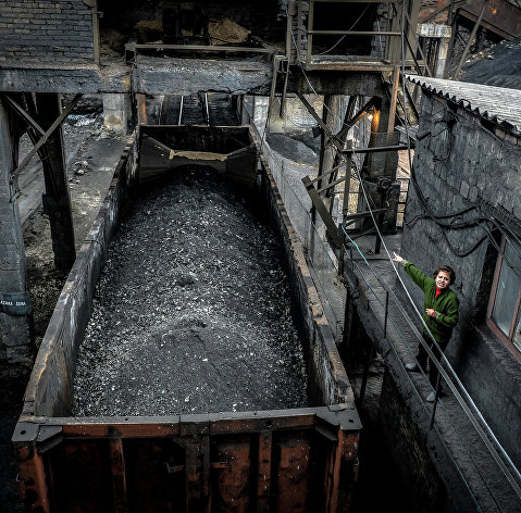 " Отгрузка угля в вагоны на шахте