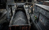 Отгрузка угля в вагоны на шахте
