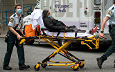 Медицинские работники доставили женщину в больницу на Манхэттене в Нью-Йорке