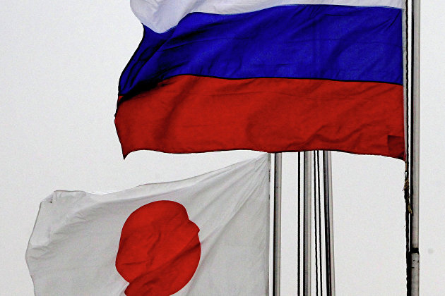 Государственные флаги России (справа) и Японии по случаю прибытия эсминца "Хамагири" Морских сил самообороны Японии во Владивосток