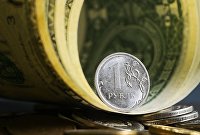 Денежные купюры США и монеты номиналом один рубль