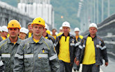 Рабочие идут на смену в компании "Роснефть"