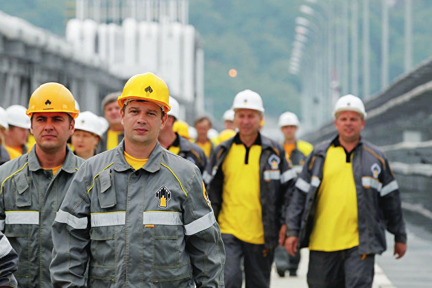 Рабочие идут на смену в компании "Роснефть"