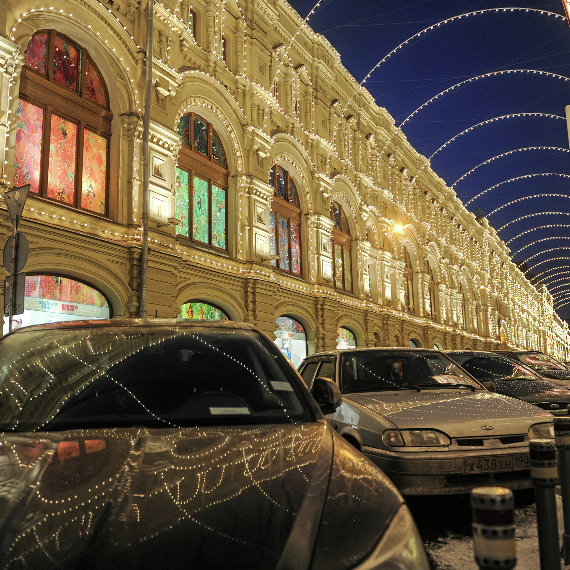 Парковки в новогодние праздники. Парковка ГУМ, Москва. ГУМ Москва парковщики. Парковка около гума. Улица около гума.