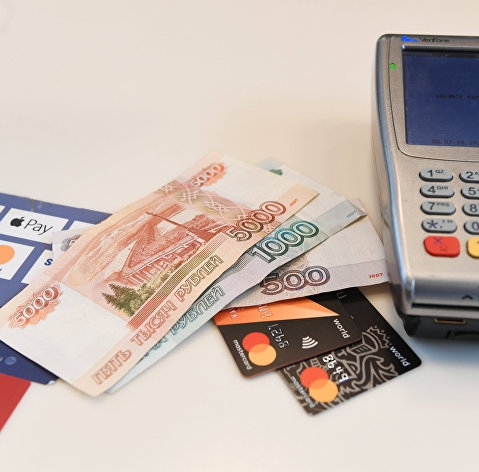 Терминал оплаты банковскими картами и денежные купюры