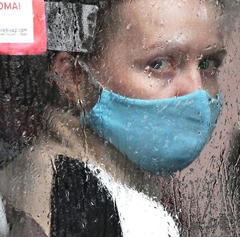 Девушка в пассажирском автобусе во время дождя в Красноярске