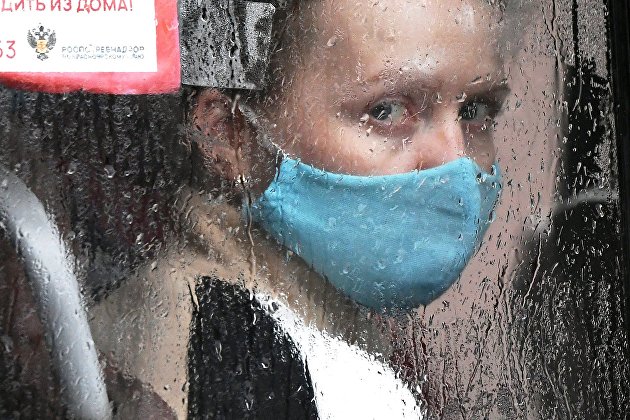 Девушка в пассажирском автобусе во время дождя в Красноярске