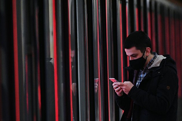 Мужчина со смартфоном в метро