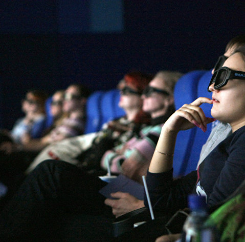 Зрители в кинозале IMAX