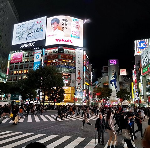 Люди на оживленном перекрестке района Сибуя в Токио