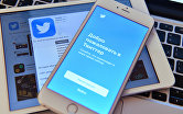 Страница социальной сети Twitter на экранах смартфона и планшета