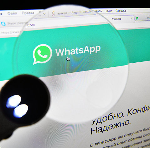 Веб-страница мессенджера WhatsApp на экране компьютера