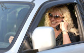 Разговор по мобильному телефону во время управления автомобилем.