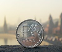 " Рублевая монета на фоне Московского Кремля