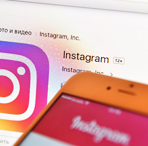 Иконка социальной сети Instagram на экране ноутбука