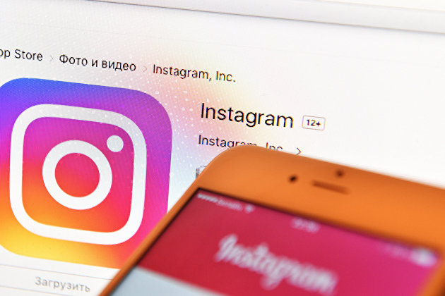 Иконка социальной сети Instagram на экране ноутбука