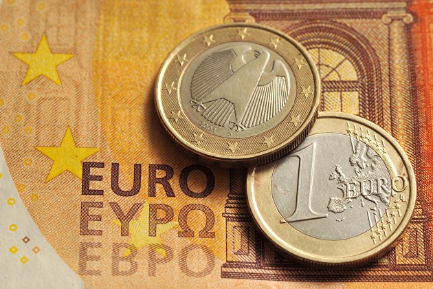 Курс евро поднялся выше 63 рублей впервые с 14 октября