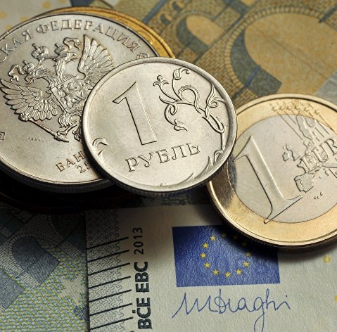 Монеты номиналом 1 рубль и 1 евро на фоне банкноты номиналом 5 евро