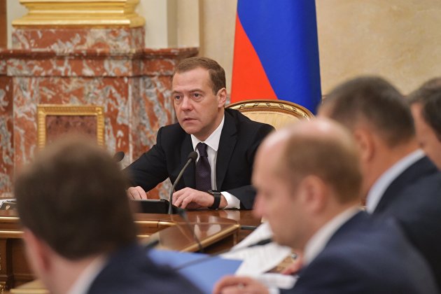*Председатель правительства РФ Дмитрий Медведев проводит совещание с членами кабинета министров РФ в Доме правительства РФ. 12 ноября 2015