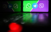 Иконки мессенджеров Viber, WhatsApp и Telegram на экране смартфона