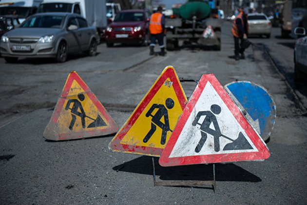 Знаки "Дорожные работы" на улице Кирова в Омске, где проходит ремонт дорожного покрытия