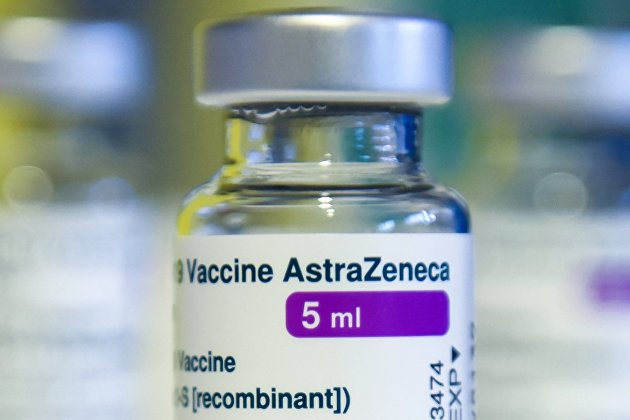 Ученые нашли причину острой побочной реакции на вакцину AstraZeneca