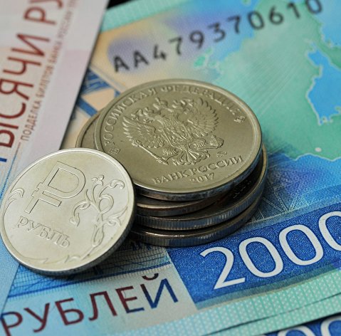 Монета номиналом 1 рубль и банкноты номиналом 2000 рублей