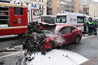 Сотрудники МЧС РФ на месте дорожно-транспортного происшествия
