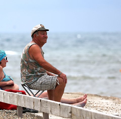 Пожилые люди отдыхают у моря в Анапе