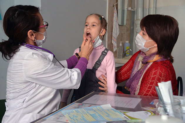 Врач проводит осмотр ребенка в детской поликлинике №3 города Челябинска