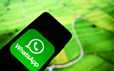 Приложение мессенджера WhatsApp на экране смартфона