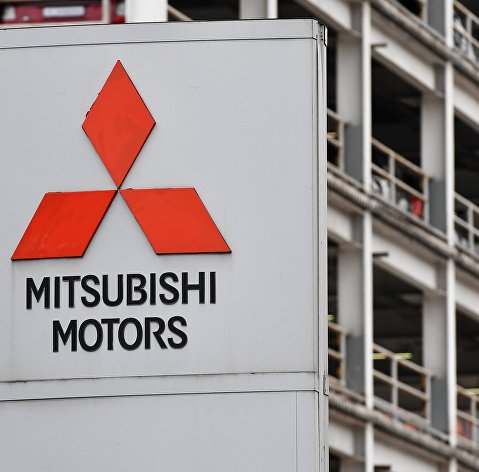 Логотип японской автомобилестроительной компании Mitsubishi в автосалоне в Москве