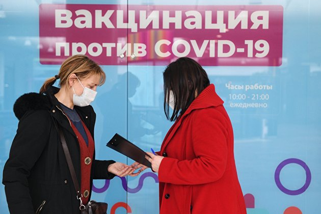 Песков отметил высокий спрос на вакцинацию среди россиян
