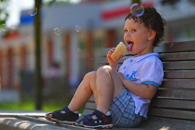 Ребенок ест мороженое