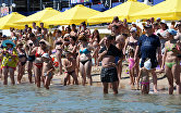 Люди на пляже в Евпатории