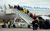 Пассажиры поднимаются по трапу в самолет авиакомпании Ural Airlines в аэропорту "Новый" в Хабаровске.