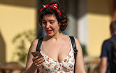 Девушка со смартфоном на улице Москвы
