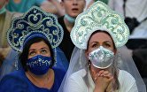 Болельщицы смотрят трансляцию матча Чемпионата Европы по футболу в фан-зоне