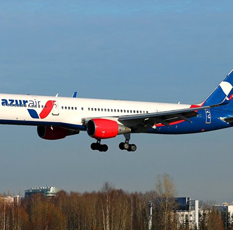 Самолет авиакомпании Azur Air совершает посадку в аэропорту Пулково.