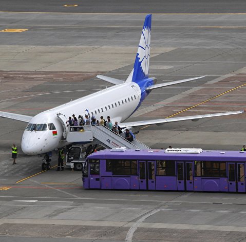 Пассажиры поднимаются по трапу на борт самолета белорусской авиакомпании "Белавиа" в национальном аэропорту "Минск".