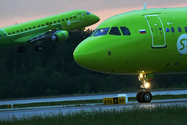 Самолет авиакомпании S7 Airlines на взлетно-посадочной полосе аэропорта Домодедово
