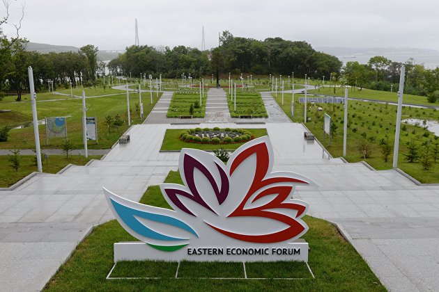 Стенд с логотипом Восточного экономического форума на территории Дальневосточного федерального университета